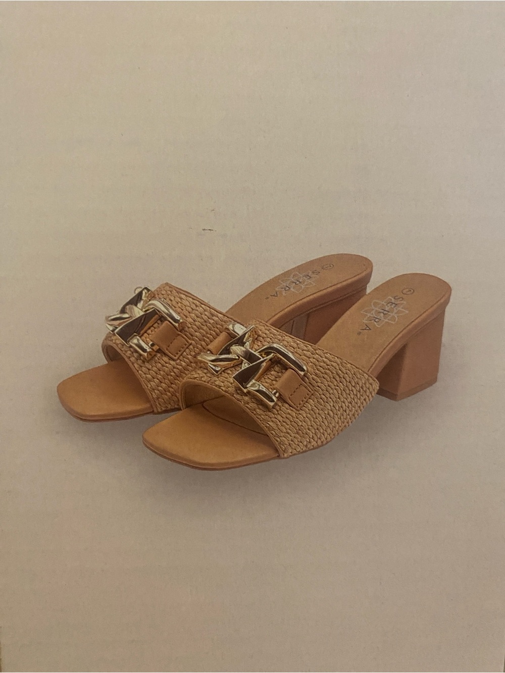 Block heel shoes
